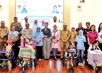 Moment kebersamaan puluhan anak penerima bantuan kursi roda
